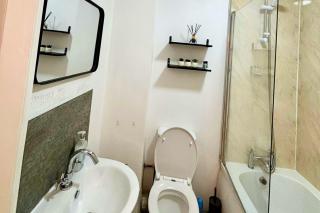 Spacious 3 Bedroom Flat in Birmingham - Sleeps 8 - 3