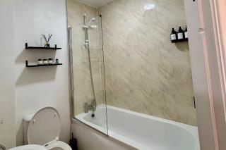Spacious 3 Bedroom Flat in Birmingham - Sleeps 8 - 1