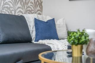 #58 Stylish and Central Sutton 2BR 2Bath - 3