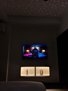 Cozy 1BHK with Balcony, Netflix & Starry Ceiling - 8