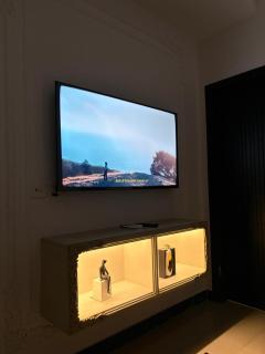 Cozy 1BHK with Balcony, Netflix & Starry Ceiling - 7
