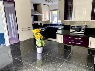 5 Bedroom Home in Central MK - 8