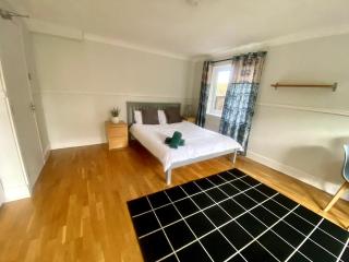 5 Bedroom Home in Central MK - 1