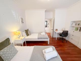 Modern 3-Bedroom Baker Street flat near Mayfair, Oxford Street & West End - 2