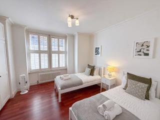 Modern 3-Bedroom Baker Street flat near Mayfair, Oxford Street & West End - 3