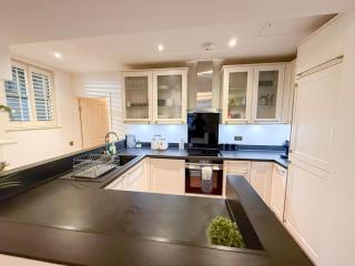 Modern 3-Bedroom Baker Street flat near Mayfair, Oxford Street & West End - 1
