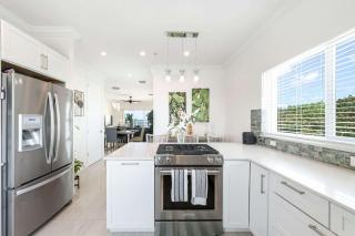 The Penthouse at The Cottages 2BR Oceanfront LUXE Condo - 8