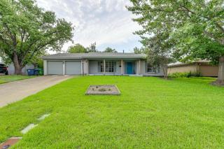 Near Shops and Eats Commuter-Friendly FWTX Home - 8