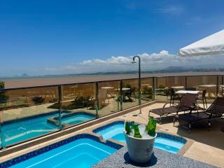Luxo Frente Mar em 7 Qtos com Ar sendo 4 suites para até 18 pessoas, 2 Jacuzzi Aquecidas, piscina, brinquedoteca, 5min de Castelhanos - 0