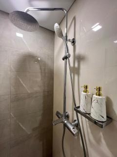 Luxe 1BR Condo - Near BGC & Venice Grand Canal - 4