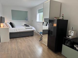 Delightful Self Contained Garden View Retreat - Wincobank - 0