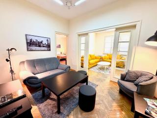 Central spacious 3BD 2BA apartment - 0