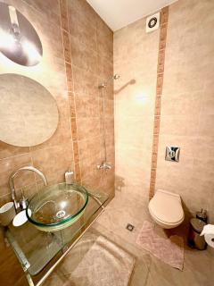 Central spacious 3BD 2BA apartment - 2