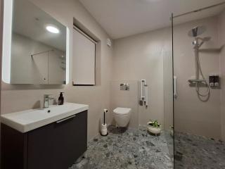 Coaches Corner - Modern Suite - Sleeps 3 - Flexible Beds - Parking - Near Town - 4