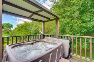 1 Mi to Dollywood Boujee Bear Cabin with Hot Tub! - 9