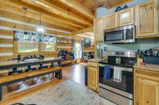 1 Mi to Dollywood Boujee Bear Cabin with Hot Tub! - 4