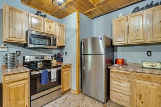 1 Mi to Dollywood Boujee Bear Cabin with Hot Tub! - 2