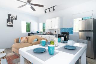 Secret Gems 1 Bedroom Apartment, Pool & Lounge Area - 8