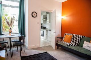 Manchester 3BR House Contractor Hospital Uni - 8