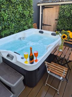 JUNGLE HOT TUB, games room, near eateries, micro brewery, pubs, beauty salons and boutique shops, Argyle, free Netflix, in the heart of Plymouth - Dogs welcome - Hosted by Absolute Accommodation Plymouth - 2