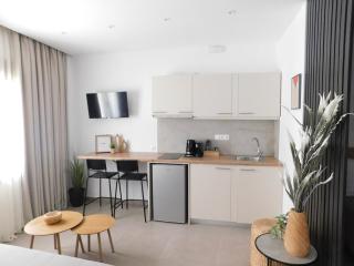 Cozy Studio with Patio - Walk to City Center - 4