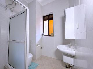 3-bedroom Spacious Munyonyo Home - 6