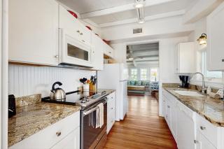 Sunny oceanfront home with balcony, full kitchen, central AC, & washer/dryer - 5