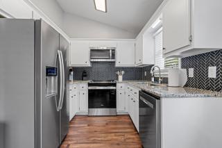 Relaxing 3-Bedroom Home Close to City Center - 7
