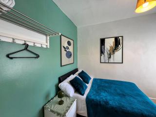 Fully Furnished Family House in Holborn - 9