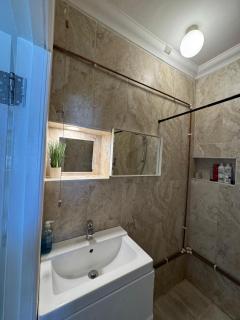 Fully Furnished Family House in Holborn - 6
