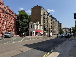 Fully Furnished Family House in Holborn - 3