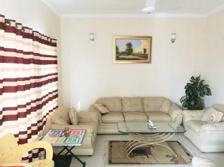 Cozy Room in a Beautiful Villa Infront of Market, Park, Food Street and ATM - 5
