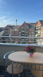 Zwei Zimmerwohnung, Balkon mit Blick auf den Rheinturm - 5