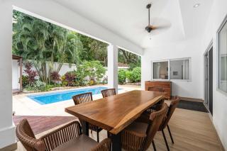 7 min walk to Surfing Paradise, Pool & Ocean Fun - 3