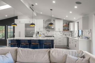 Coulson Street Retreat with pool BBQ and more - 2