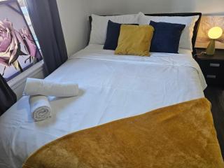 Ensuite Double Room with Private Kitchen Dudley - 5