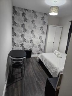 Ensuite Double Room with Private Kitchen Dudley - 5