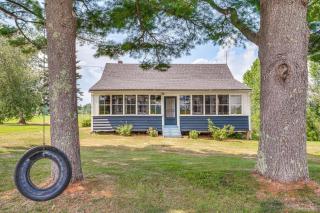 Less Than 1 Mi to Lake Mtn-View Cabin with Porch in Newport - 0