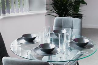 Contractor x Relocator Apt, Long Stay Savings, Fibre Optic FAST WiFi, Multiple Free Parking Spaces, Netflix - Sleeps 4 - 8