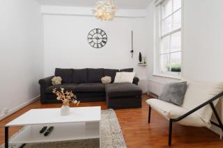 Steps from London Bridge Apartment for 5 - 8