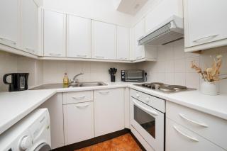 Steps from London Bridge Apartment for 5 - 7