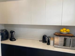 Darcy House - Spacious 3 Bedroom 2 Living with large backyard and close to Adelaide Oval, CBD and Hills - 5