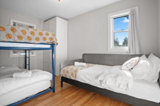 Contemporary City Getaway Luxe Comfort - 8