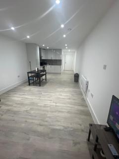 Modern Studio Near Heathrow, Tube and Hounslow High Street - 6