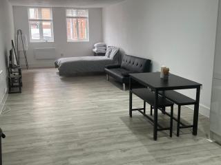Modern Studio Near Heathrow, Tube and Hounslow High Street - 3