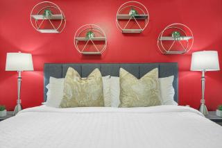 Cozy DT Bellevue Apt | Fast Wi-Fi & Free Parking - 0