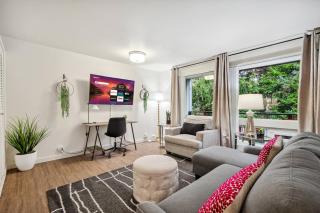 Cozy DT Bellevue Apt | Fast Wi-Fi & Free Parking - 8