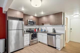 Cozy DT Bellevue Apt | Fast Wi-Fi & Free Parking - 5