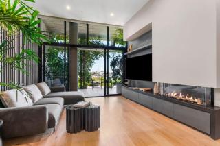 Martha's Retreat - Waterfront Luxury - 9