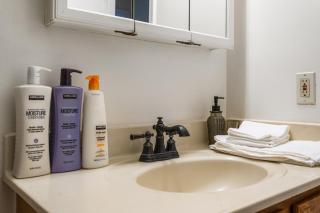 Spacious 4BR Townhouse Sleeps 13 Near DC and Metro - 6